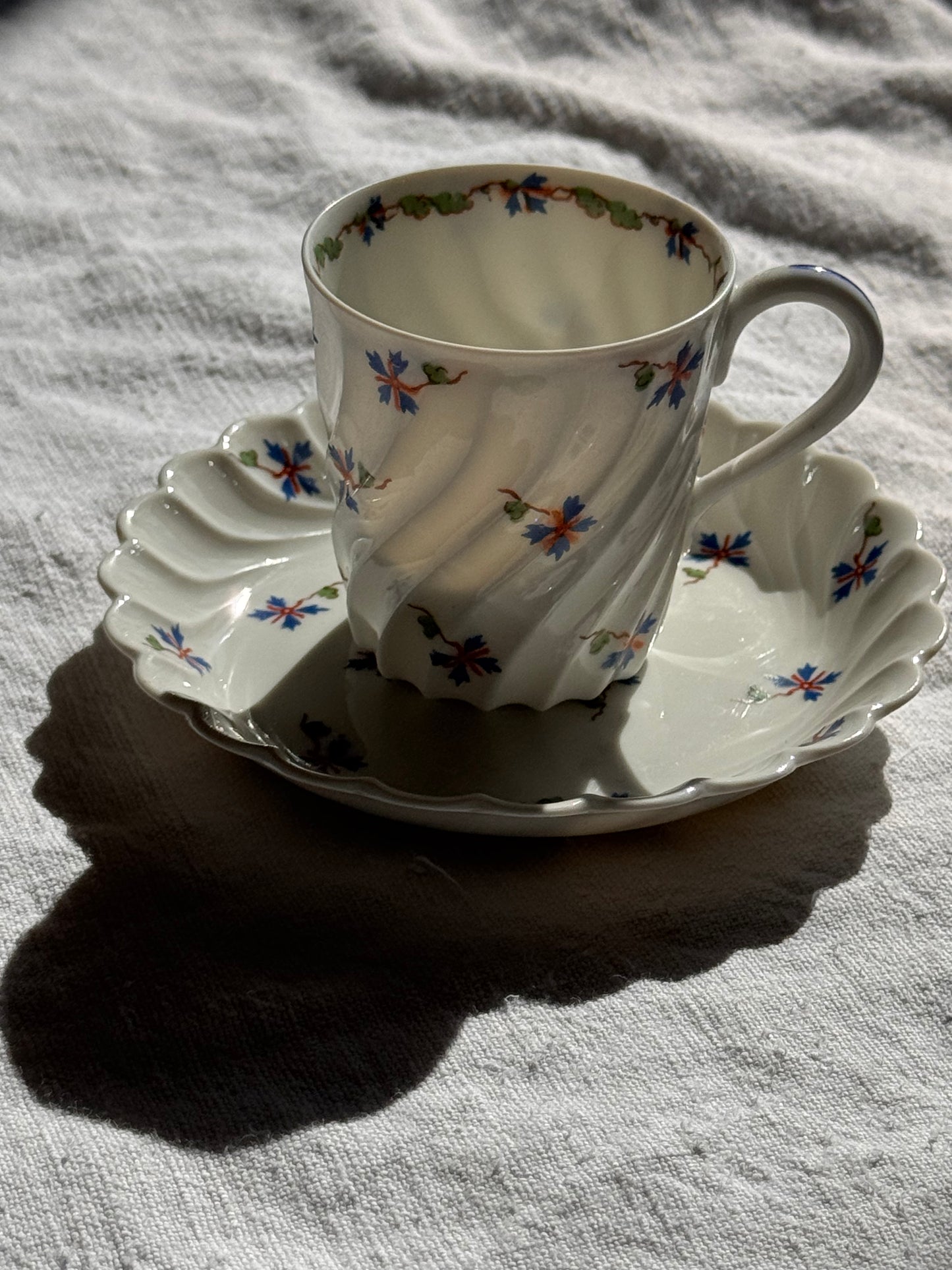 Tasses à café Haviland Limoges. Décor barbeaux, début XXè.