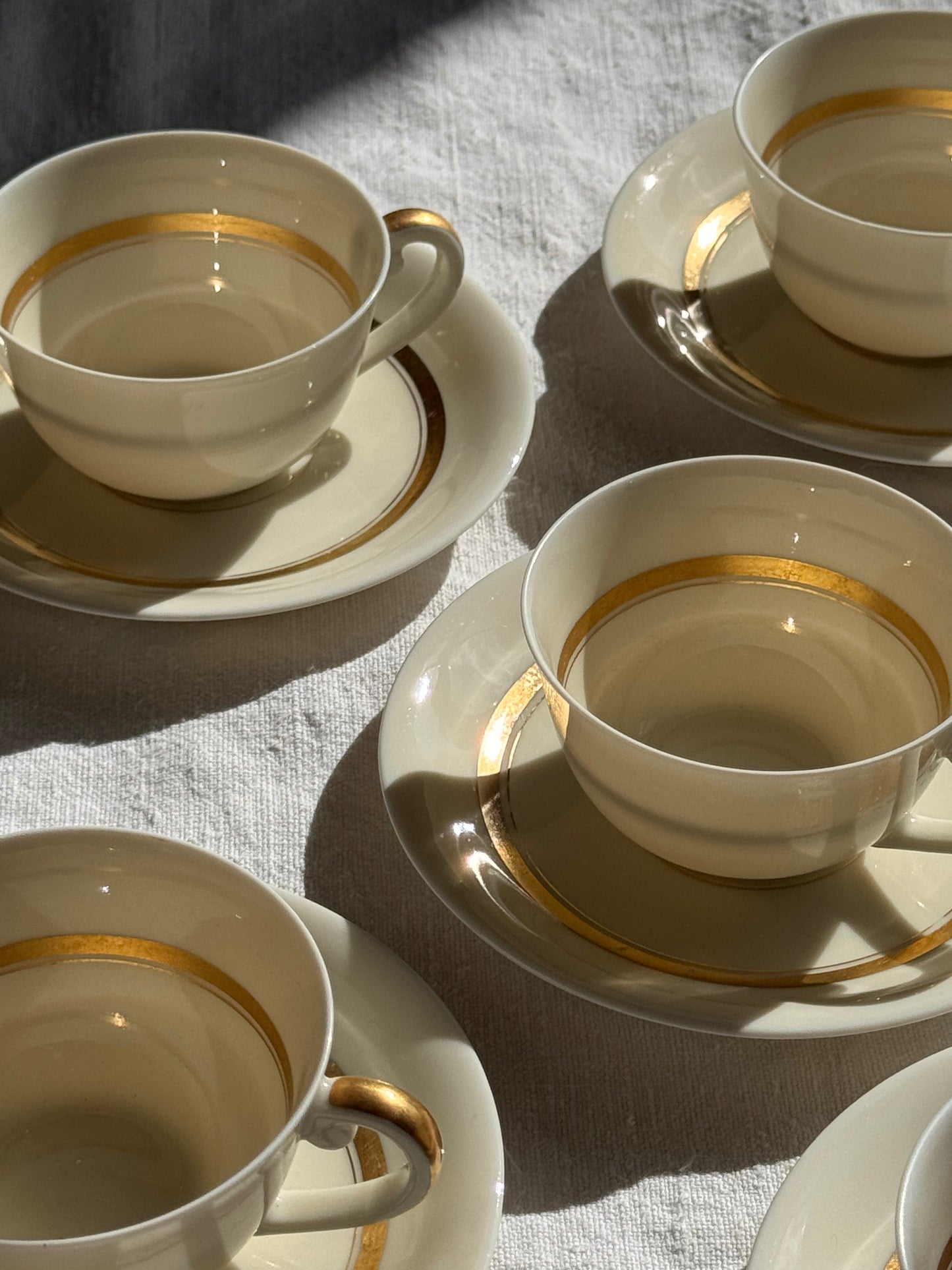 Tasse à café en fine porcelaine de Limoges blanche et filets d'or.