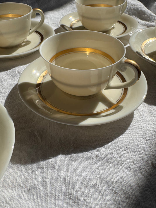 Tasse à café en fine porcelaine de Limoges blanche et filets d'or.