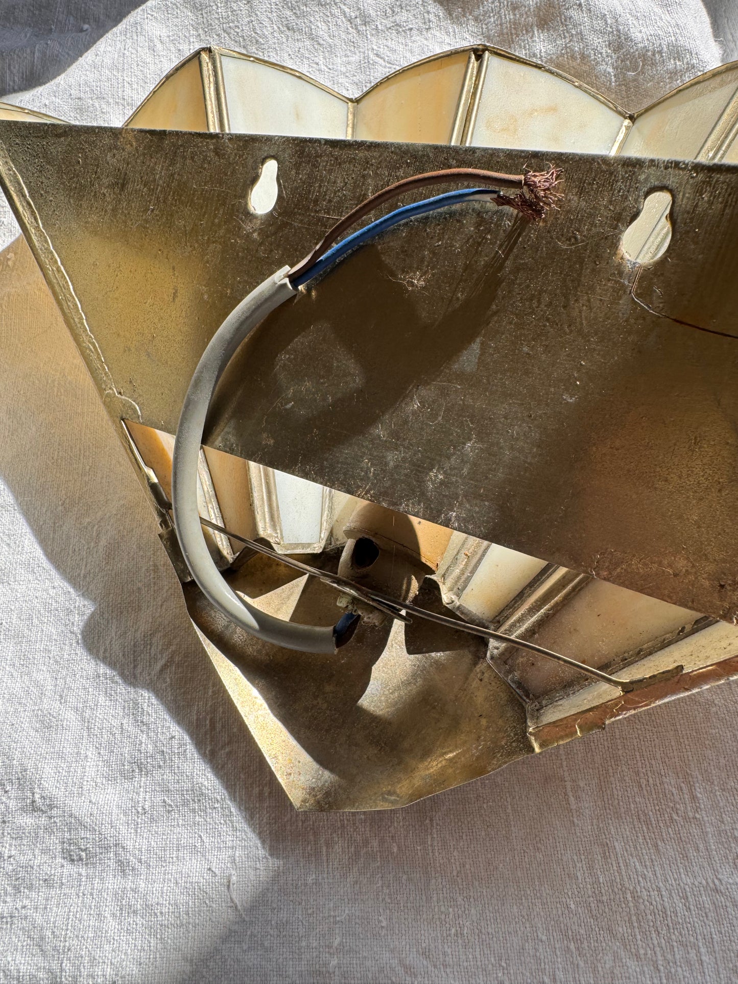 Paire d'appliques murales Art déco en laiton et verre marbré