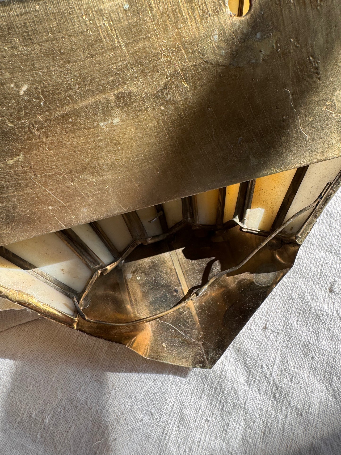 Paire d'appliques murales Art déco en laiton et verre marbré