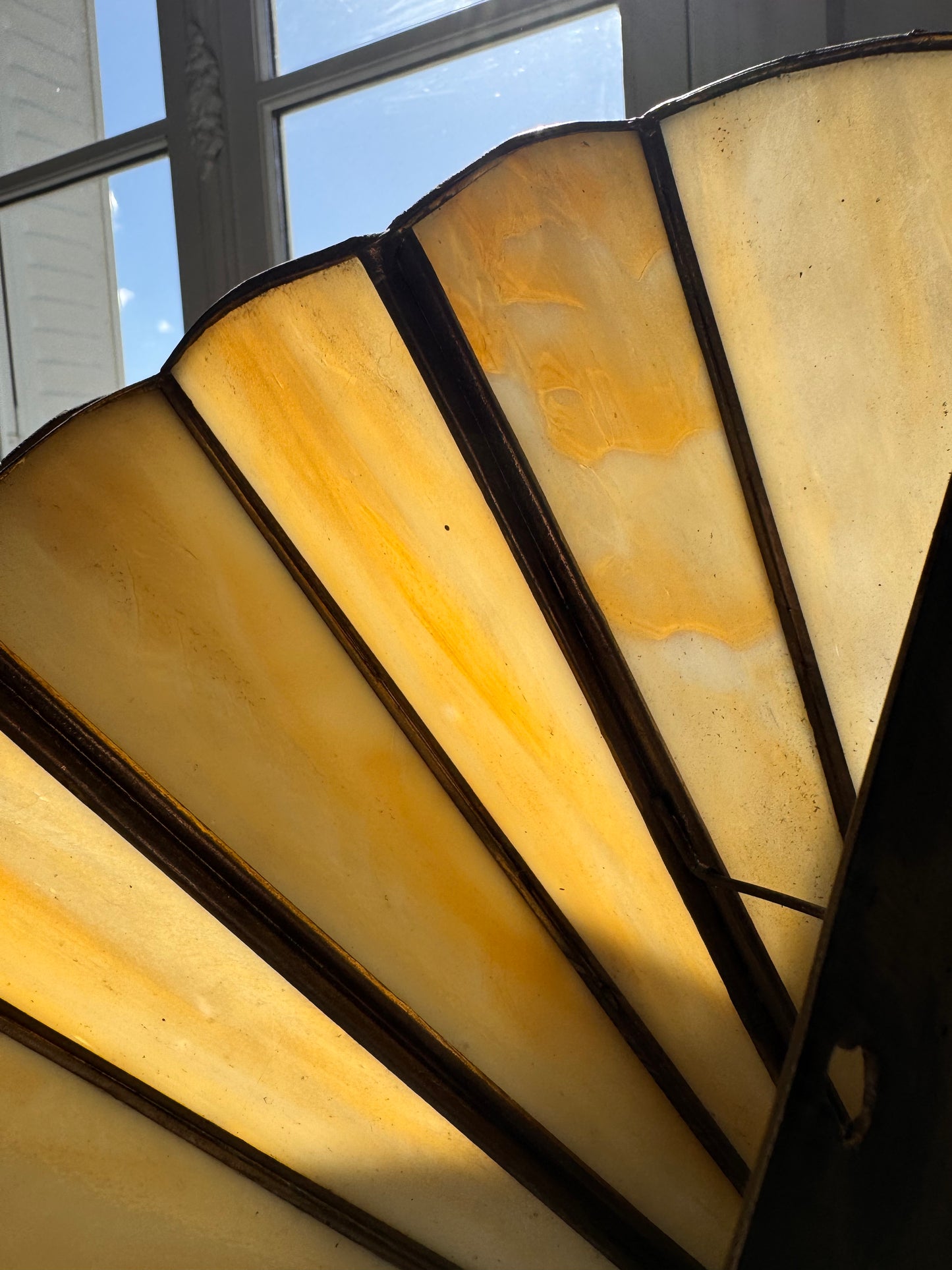 Paire d'appliques murales Art déco en laiton et verre marbré