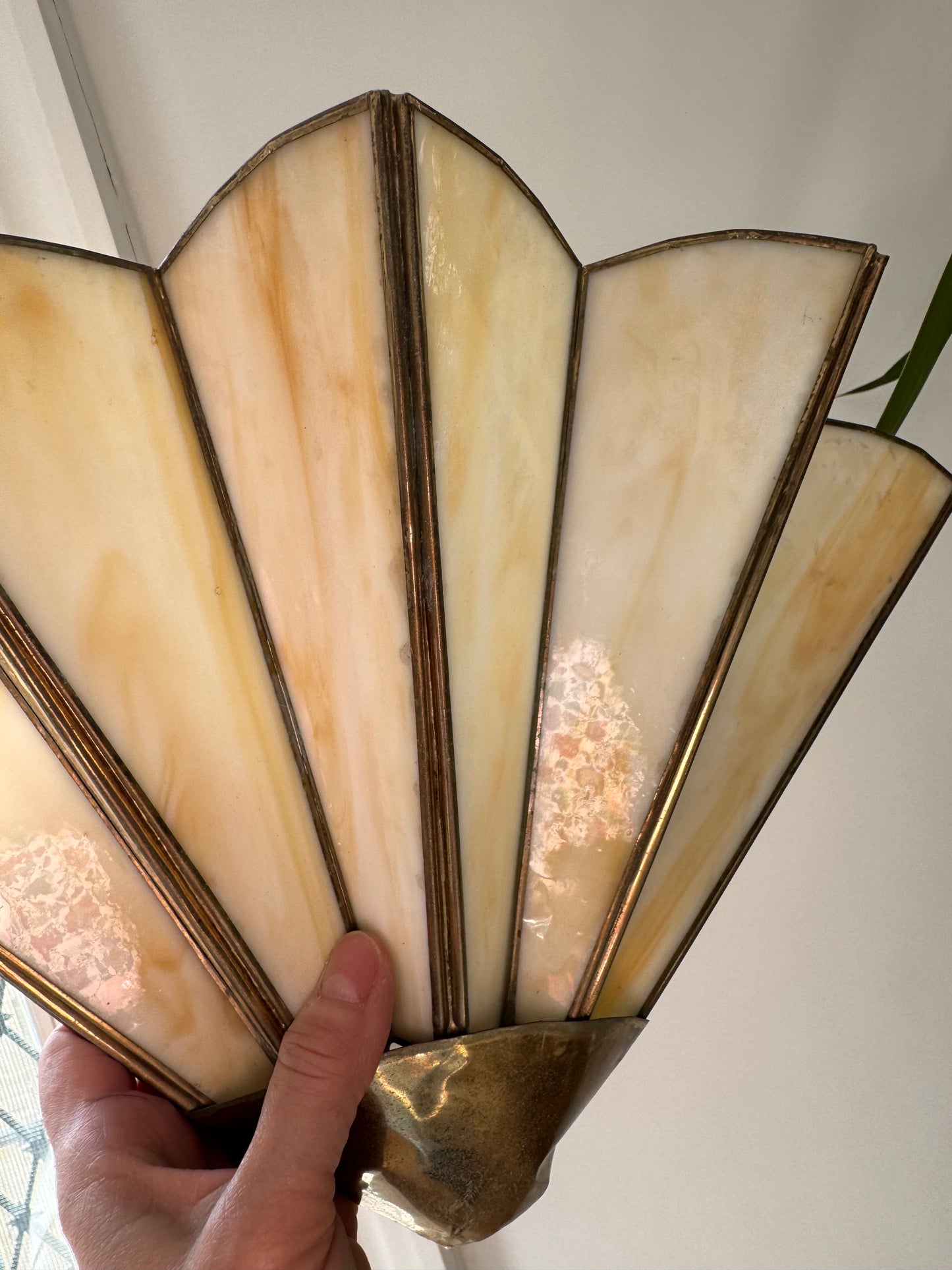 Paire d'appliques murales Art déco en laiton et verre marbré