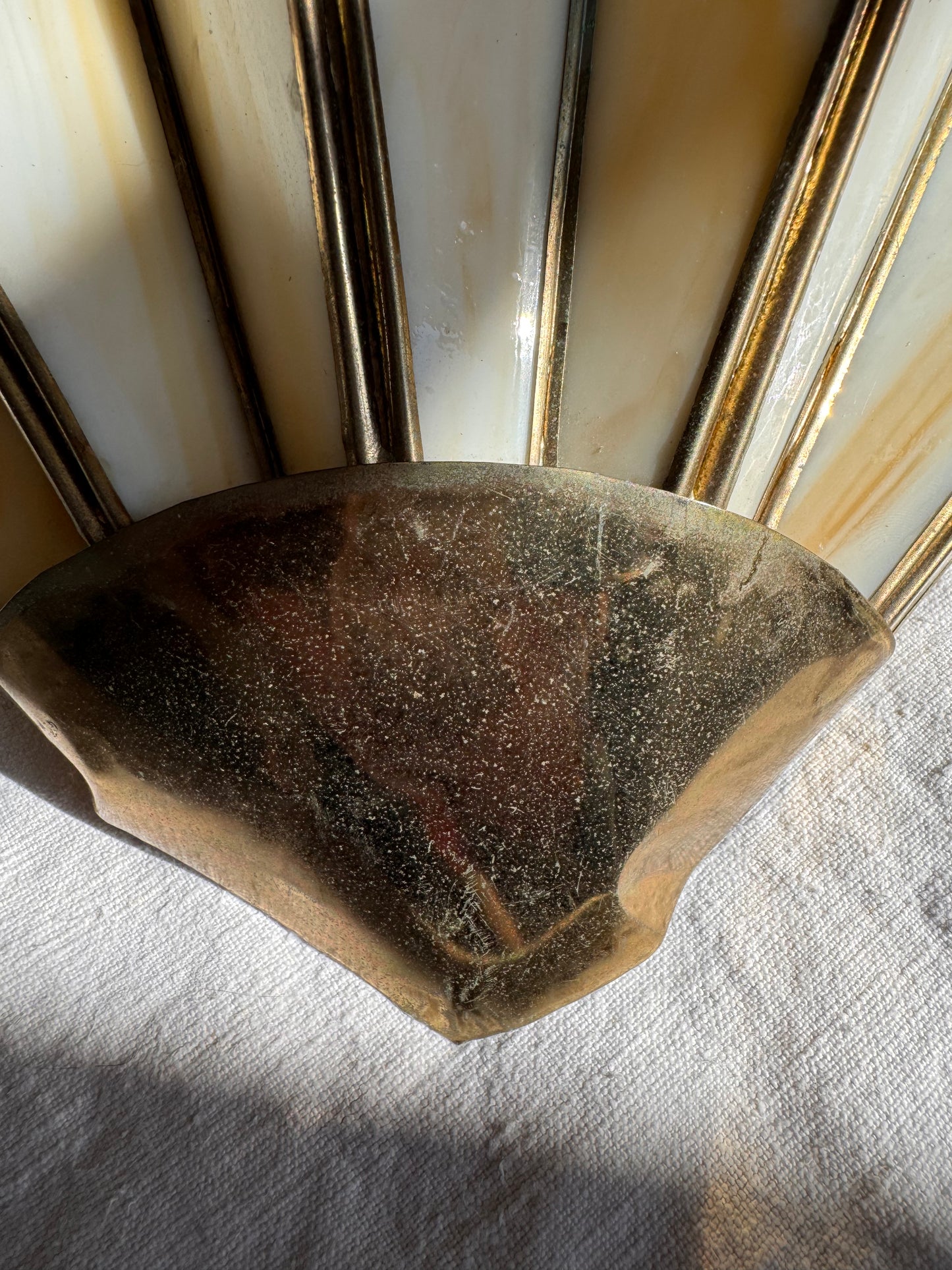 Paire d'appliques murales Art déco en laiton et verre marbré