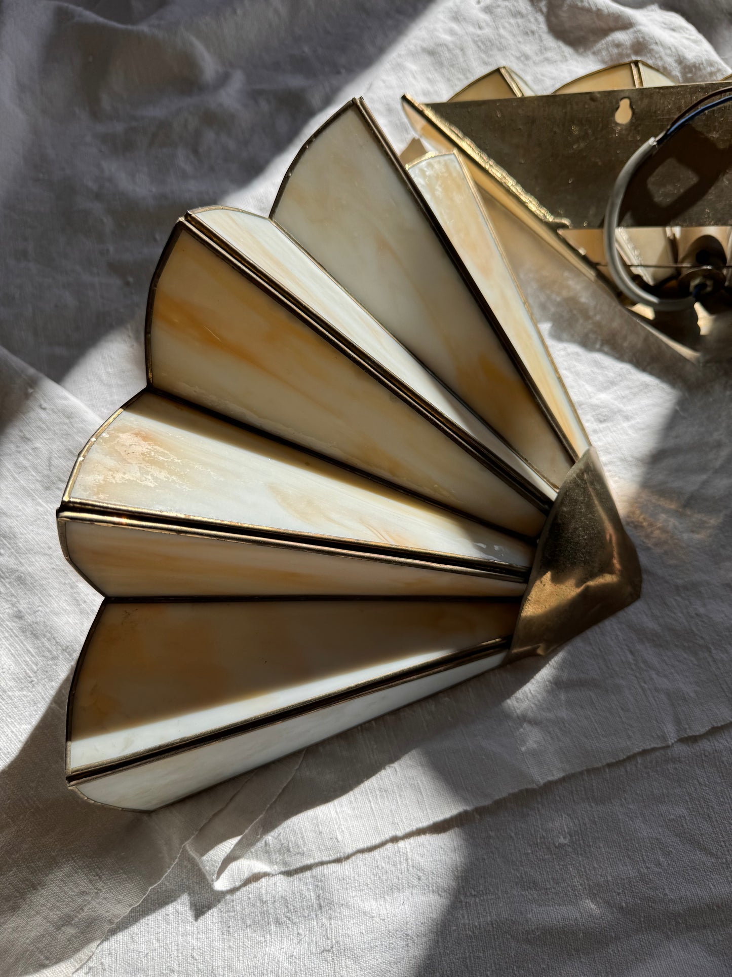 Paire d'appliques murales Art déco en laiton et verre marbré