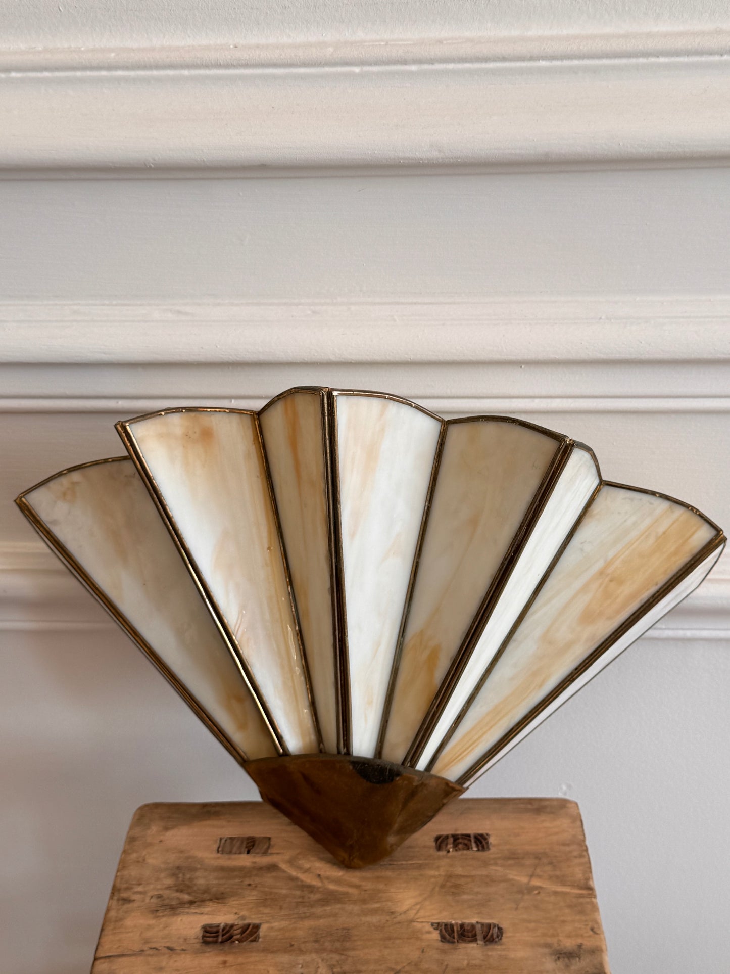 Paire d'appliques murales Art déco en laiton et verre marbré