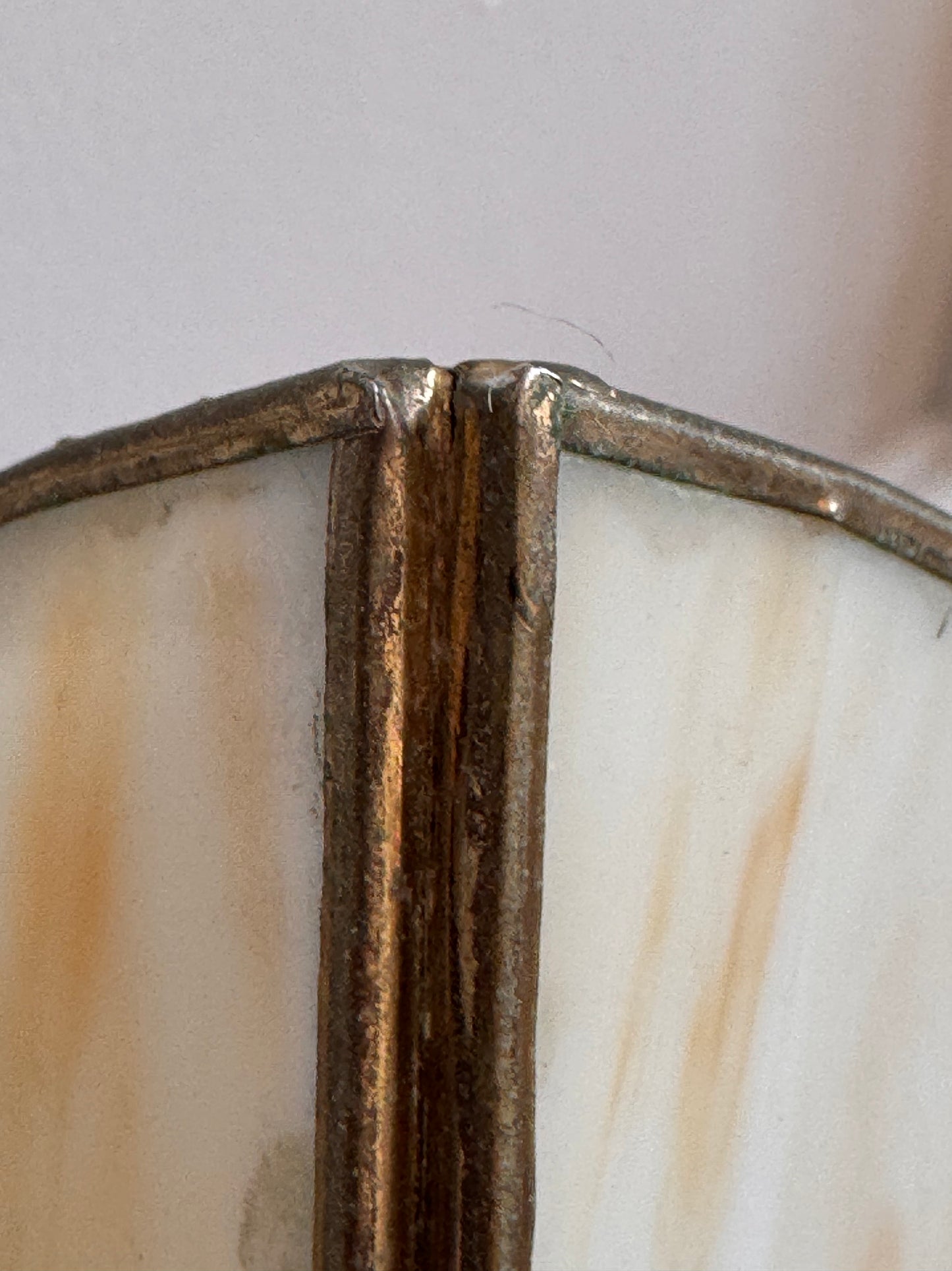 Paire d'appliques murales Art déco en laiton et verre marbré