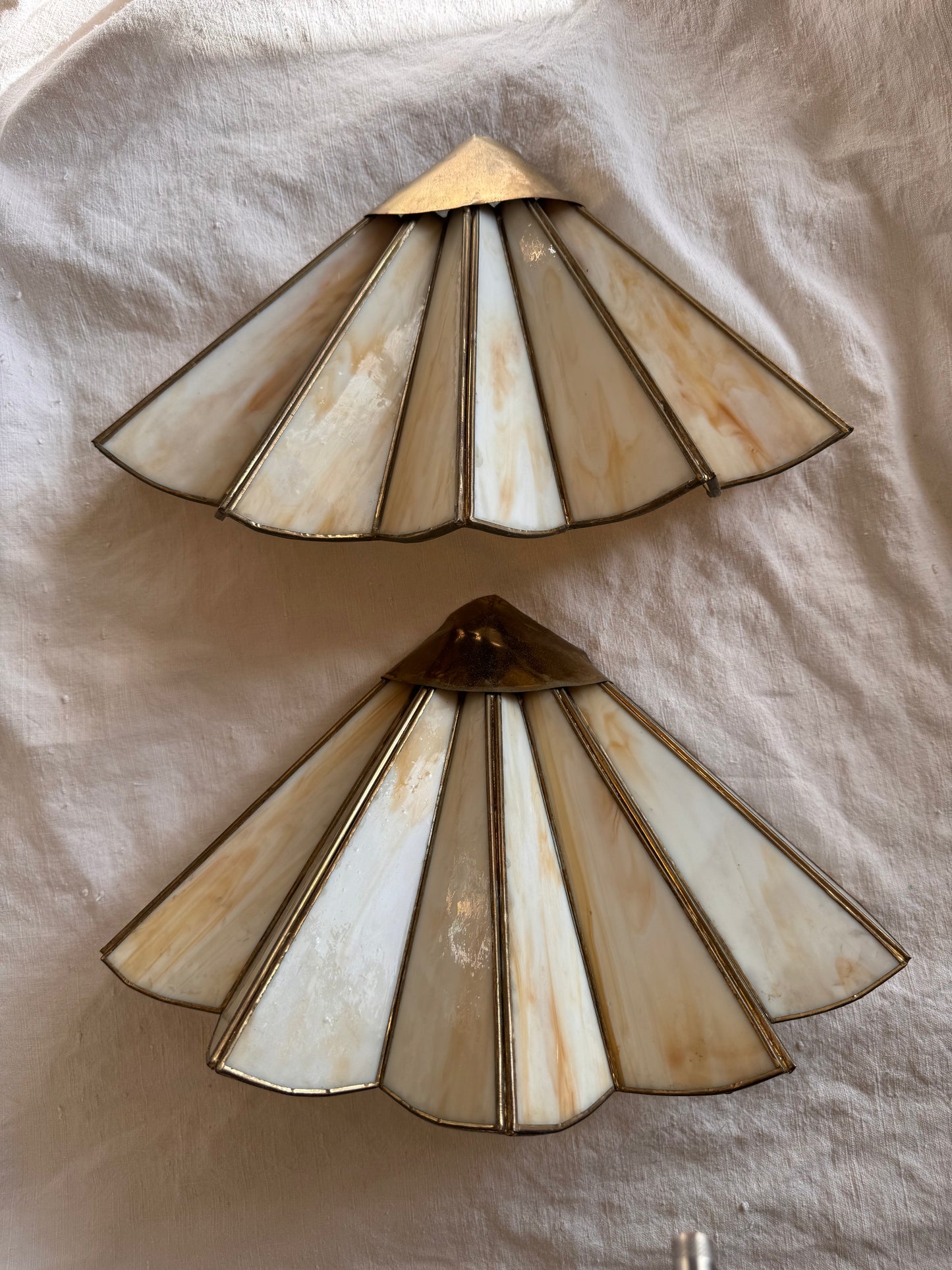 Paire d'appliques murales Art déco en laiton et verre marbré