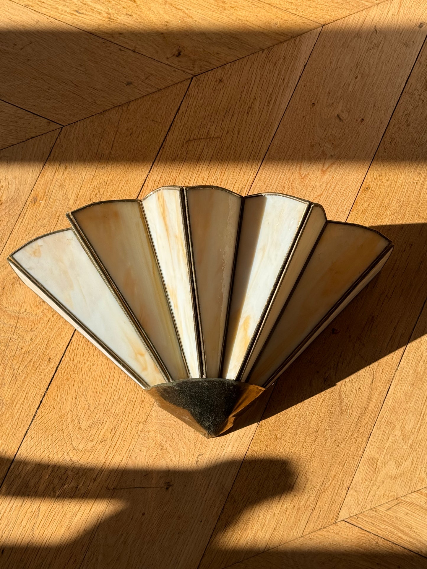 Paire d'appliques murales Art déco en laiton et verre marbré