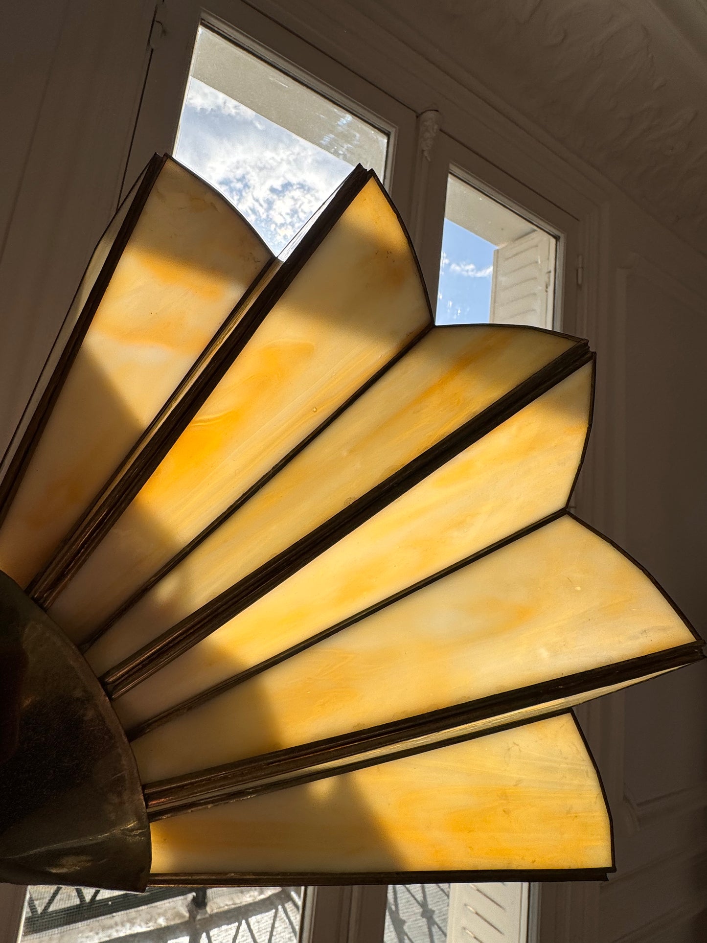 Paire d'appliques murales Art déco en laiton et verre marbré