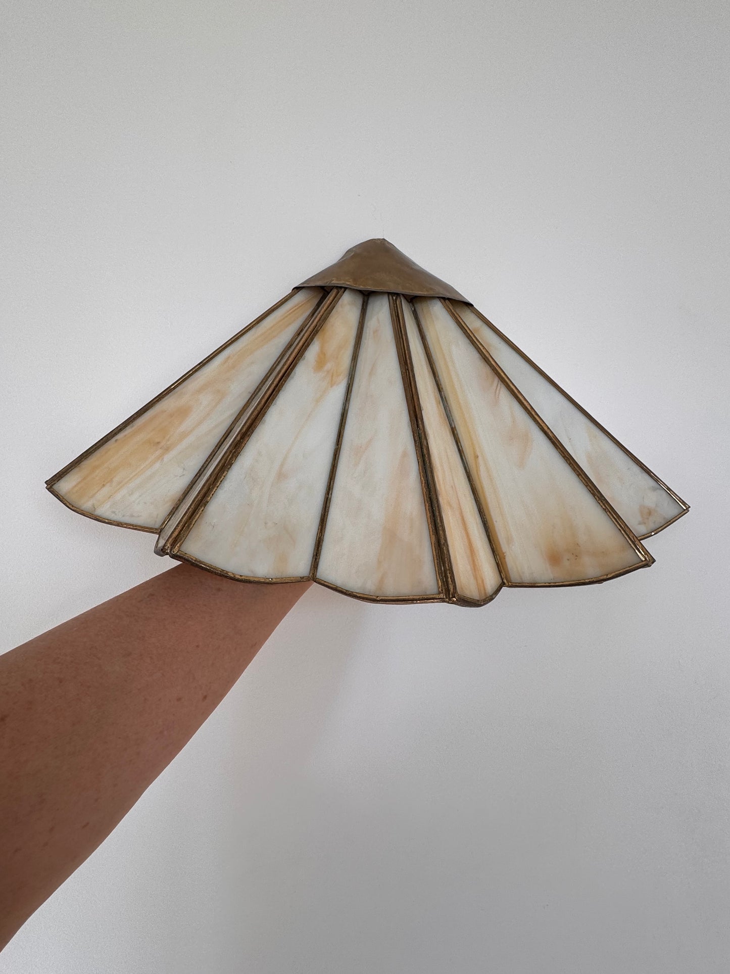 Paire d'appliques murales Art déco en laiton et verre marbré