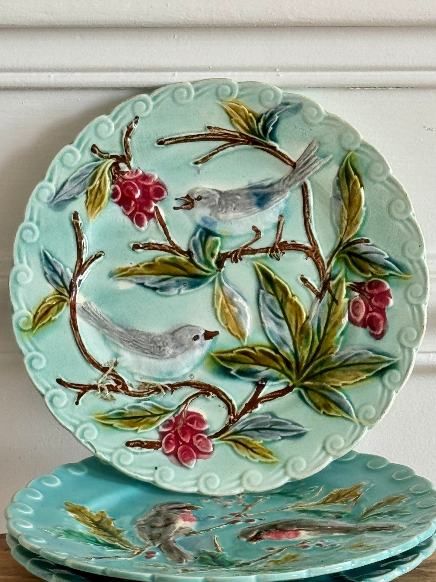 Lot de 3 assiettes anciennes en barbotine de Sarreguemines