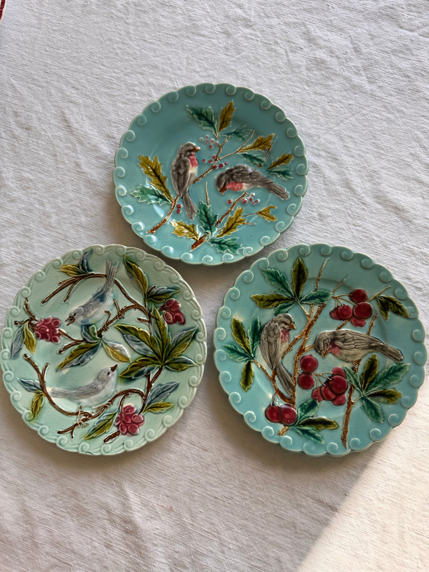 Lot de 3 assiettes anciennes en barbotine de Sarreguemines