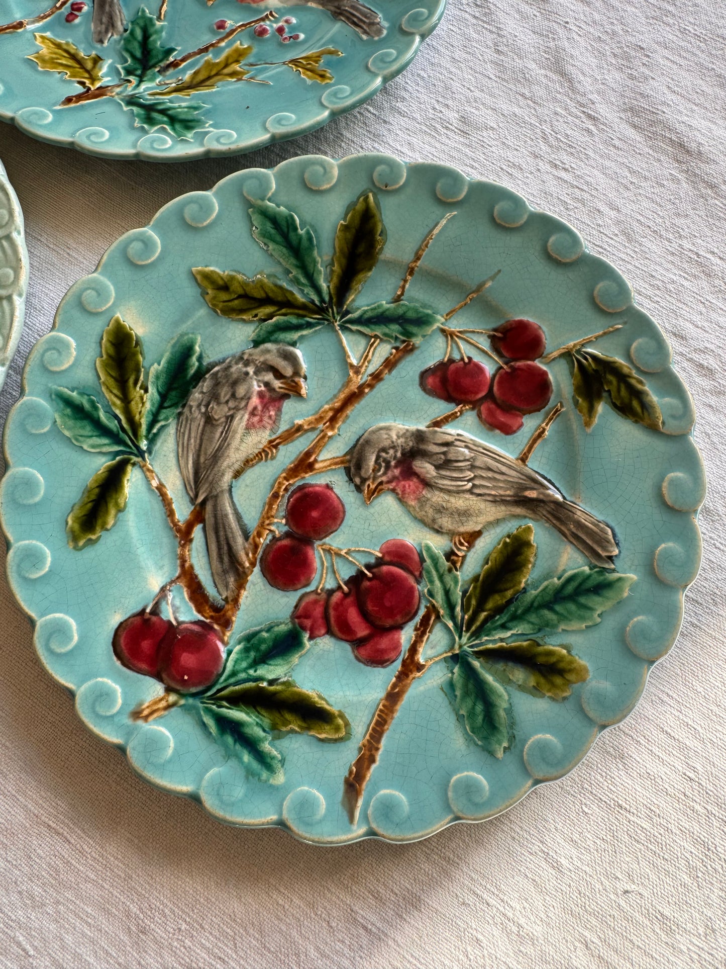 Lot de 3 assiettes anciennes en barbotine de Sarreguemines