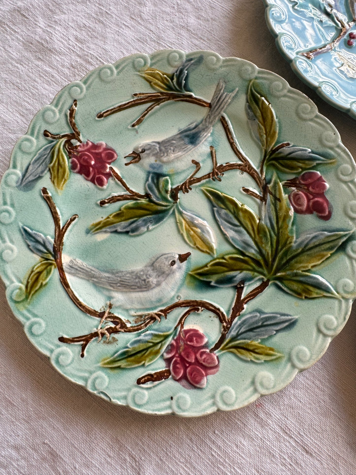 Lot de 3 assiettes anciennes en barbotine de Sarreguemines