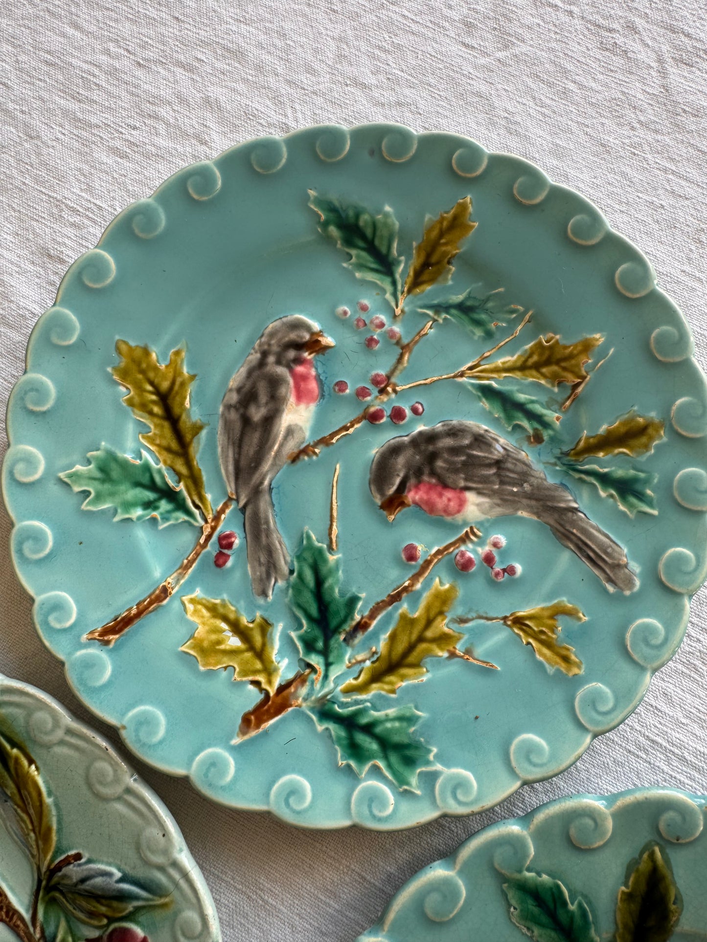 Lot de 3 assiettes anciennes en barbotine de Sarreguemines
