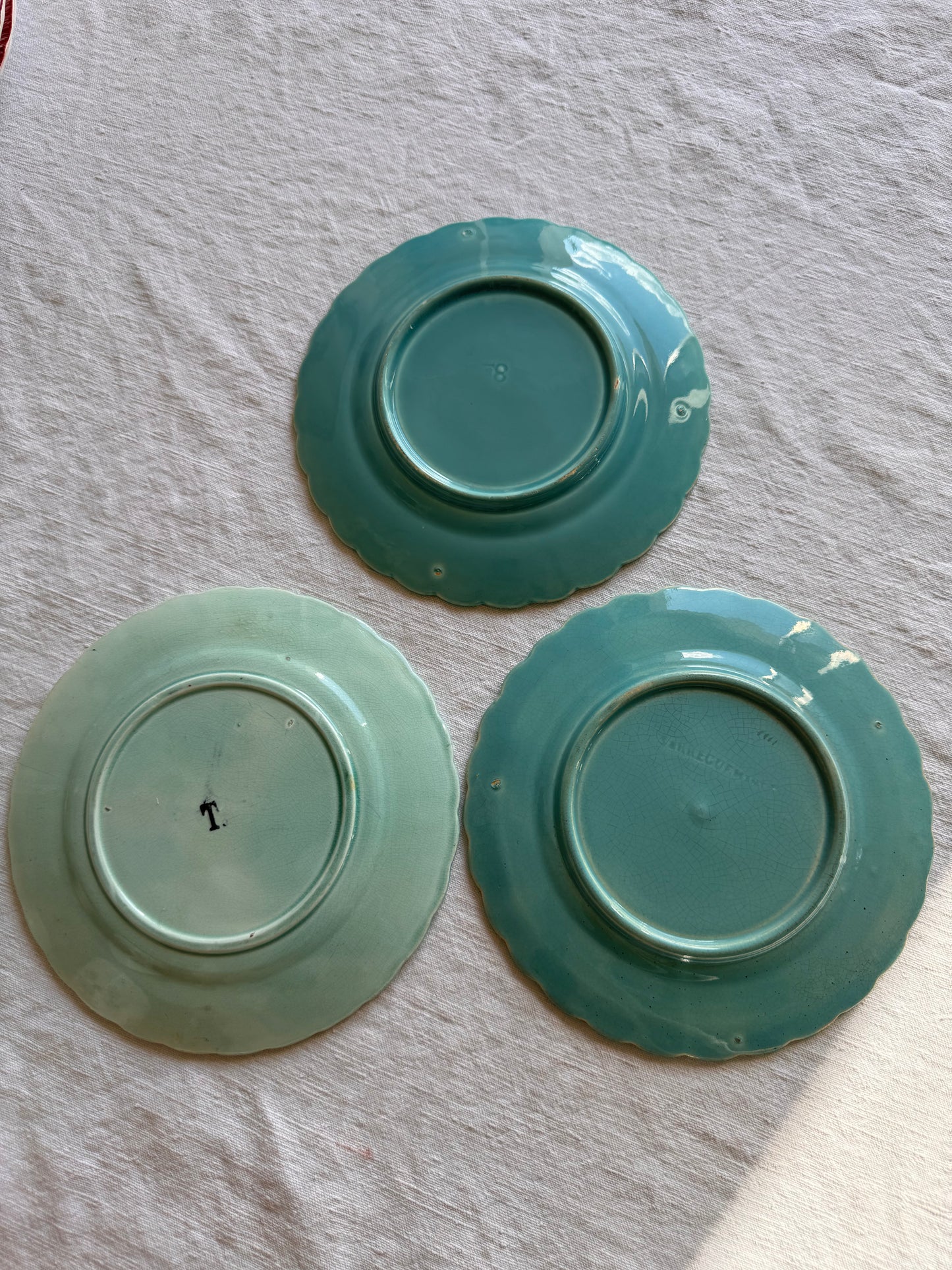 Lot de 3 assiettes anciennes en barbotine de Sarreguemines