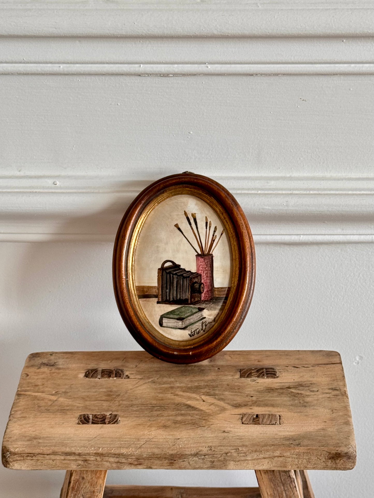 Médaillon décoratif italien peint à la main. Nature morte d'atelier.