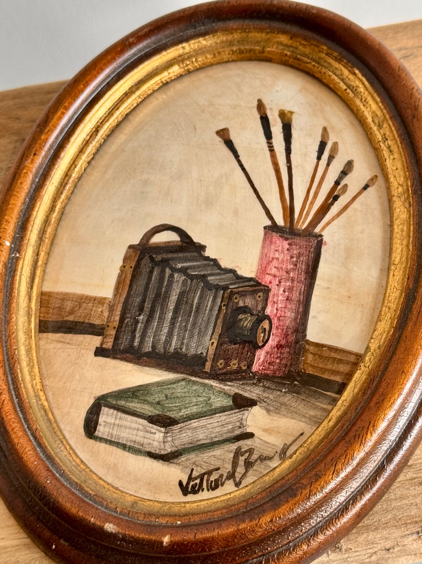 Médaillon décoratif italien peint à la main. Nature morte d'atelier.