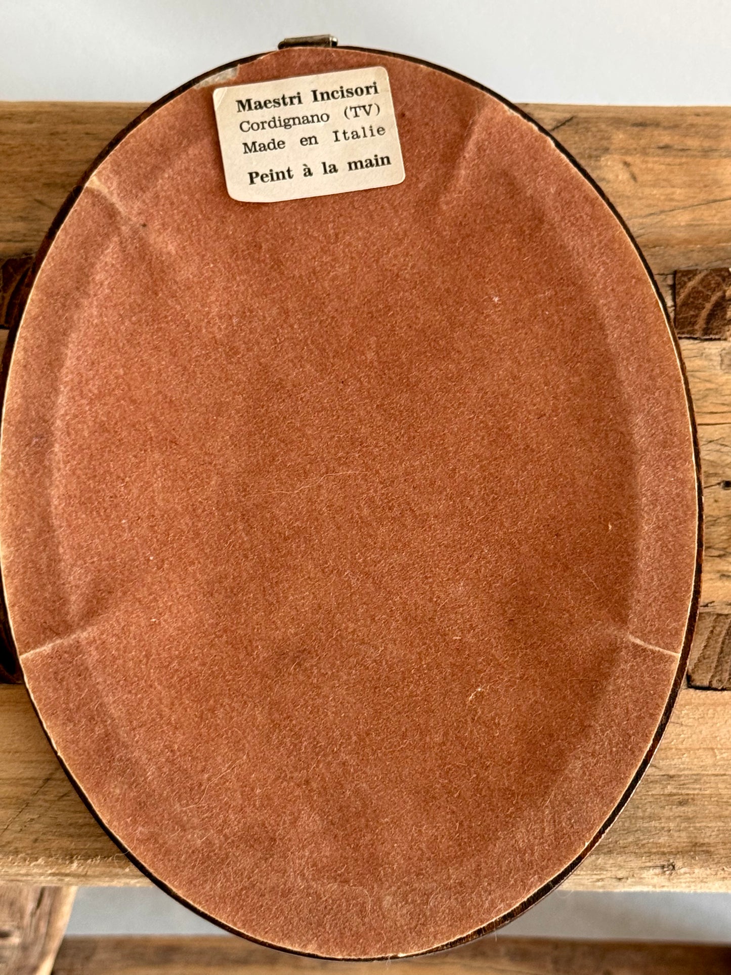 Médaillon décoratif italien peint à la main. Nature morte d'atelier.