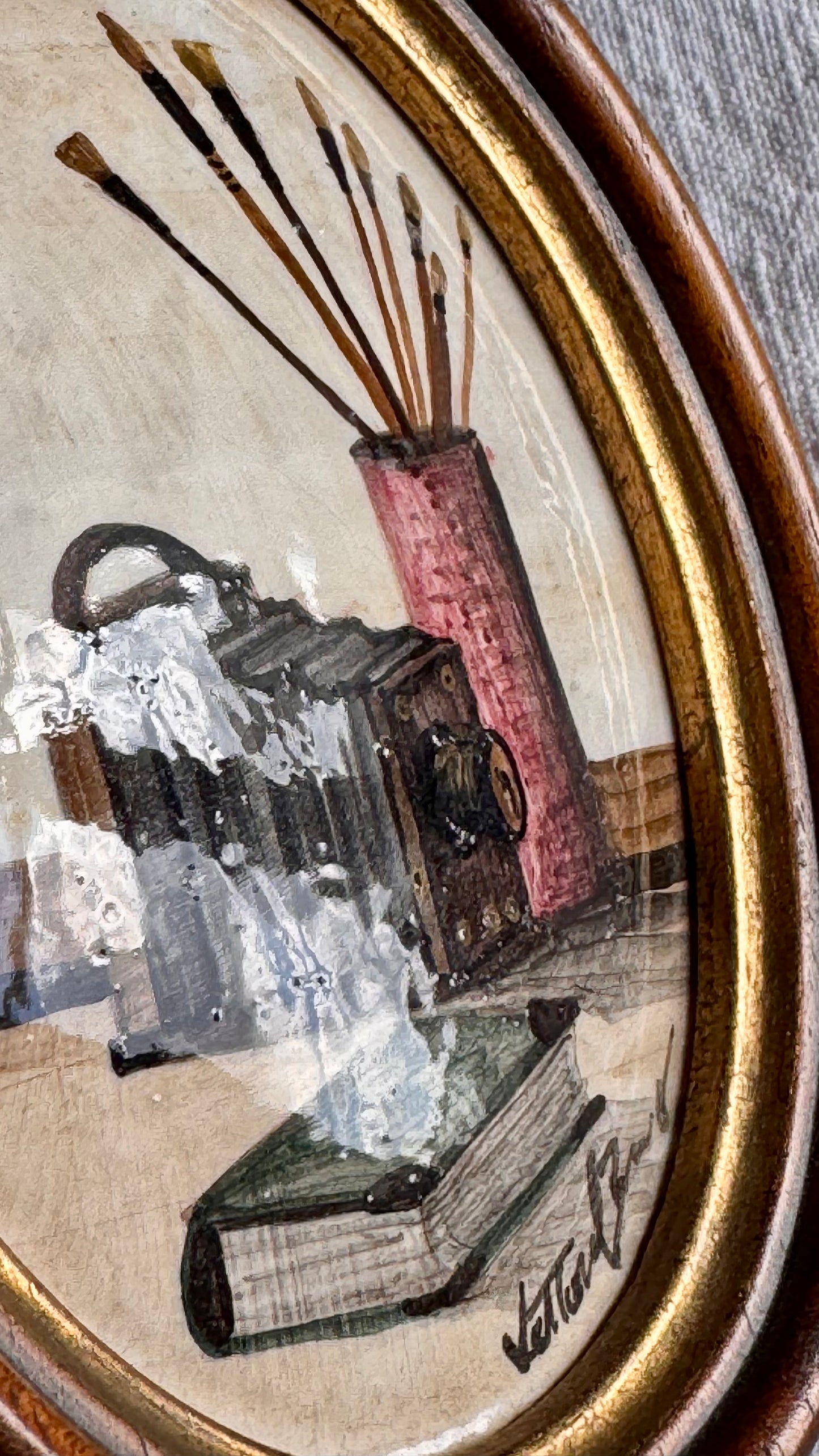 Médaillon décoratif italien peint à la main. Nature morte d'atelier.