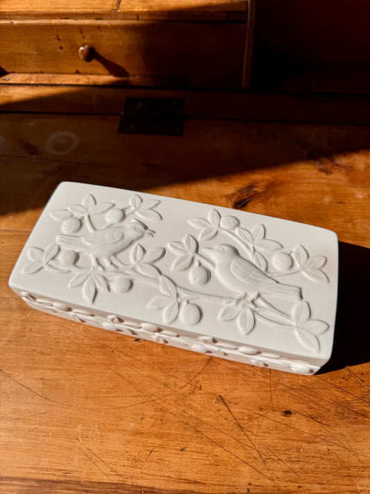 Boite vintage en porcelaine blanche à décor d'oiseaux