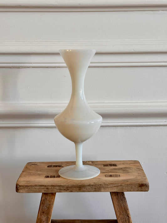 Vase soliflore en opaline blanche