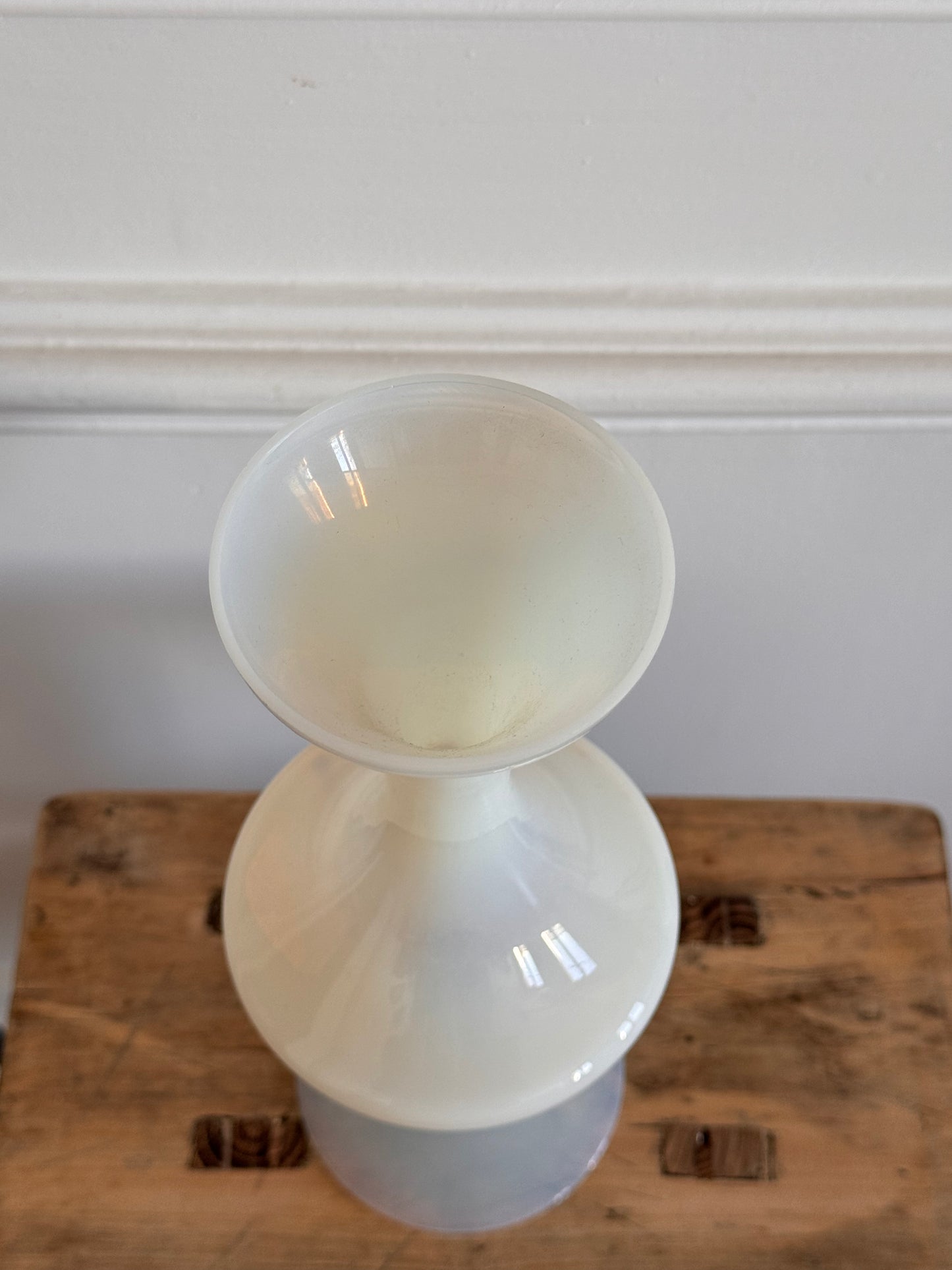 Vase soliflore en opaline blanche