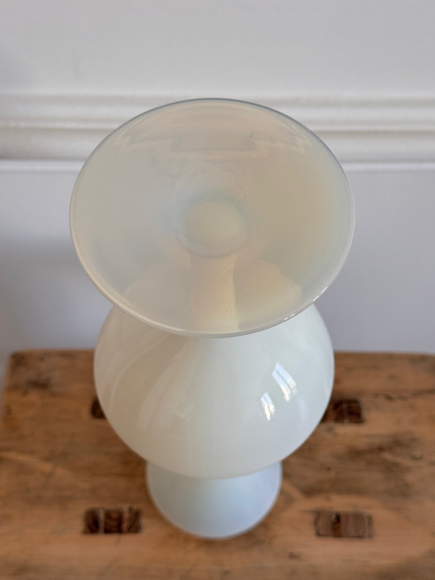 Vase soliflore en opaline blanche