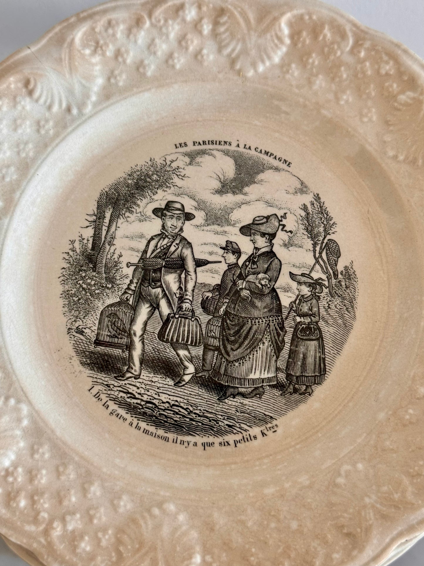 "Les parisiens à la campagne". Série de 10 assiettes en faïence de Choisy-le-Roi. Fin XIXè.