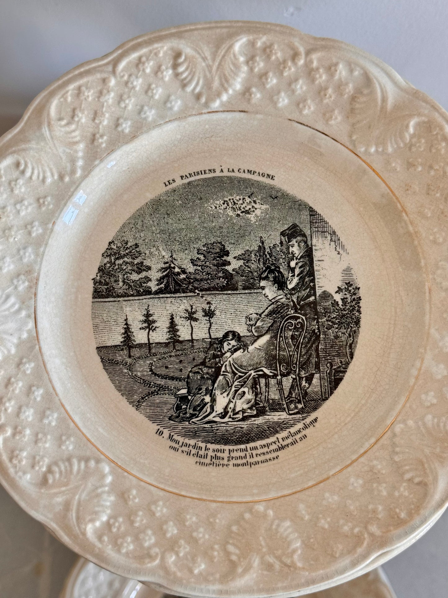 "Les parisiens à la campagne". Série de 10 assiettes en faïence de Choisy-le-Roi. Fin XIXè.
