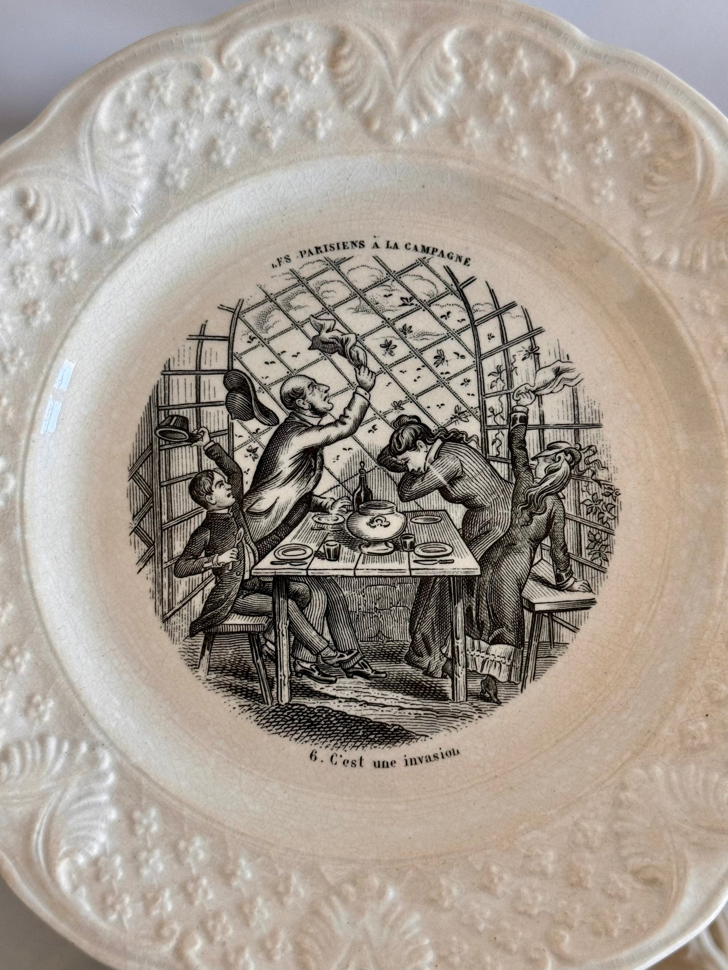 "Les parisiens à la campagne". Série de 10 assiettes en faïence de Choisy-le-Roi. Fin XIXè.