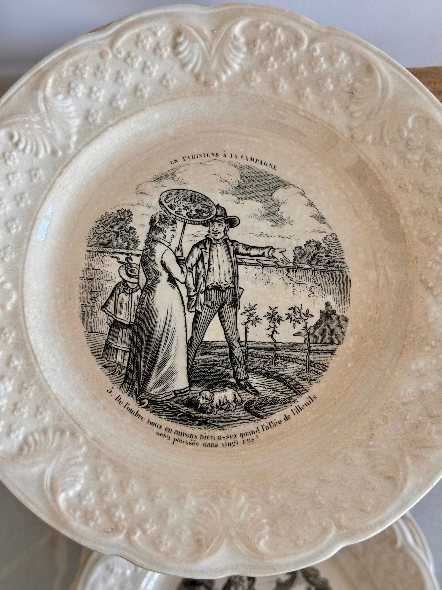 "Les parisiens à la campagne". Série de 10 assiettes en faïence de Choisy-le-Roi. Fin XIXè.