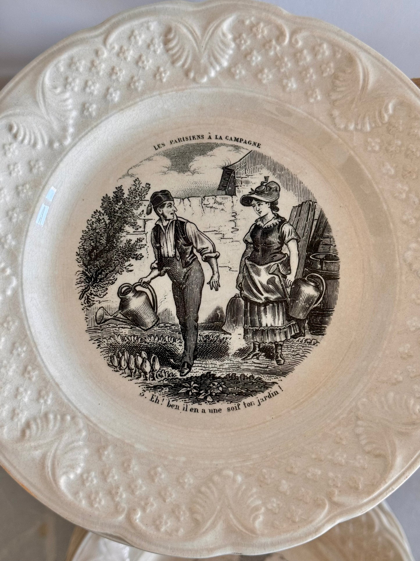 "Les parisiens à la campagne". Série de 10 assiettes en faïence de Choisy-le-Roi. Fin XIXè.