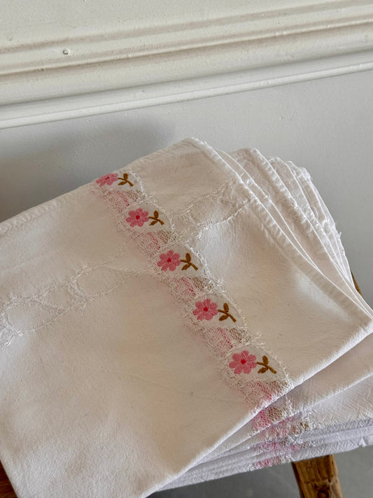 10 serviettes en coton brodées fleurs