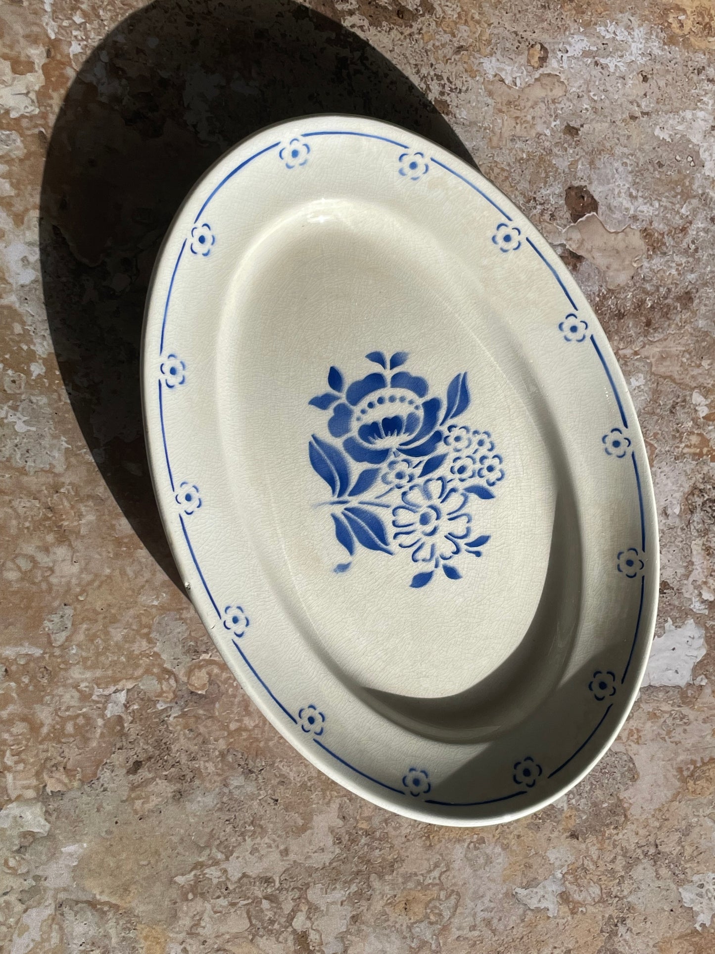 Plat en faïence blanc et décor de fleurs bleues Ceranord