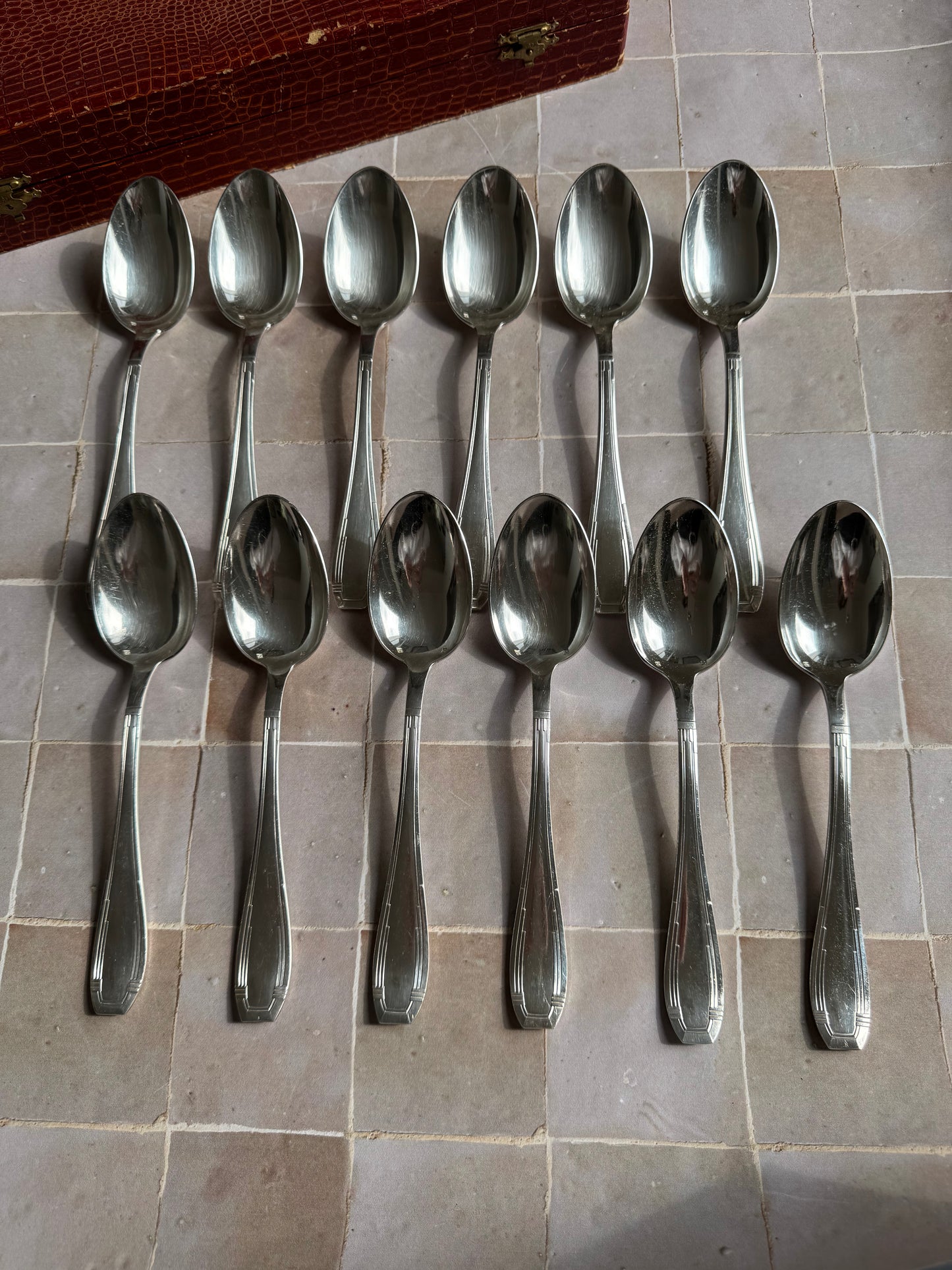 Ménagère en métal argenté pour 12 personnes.