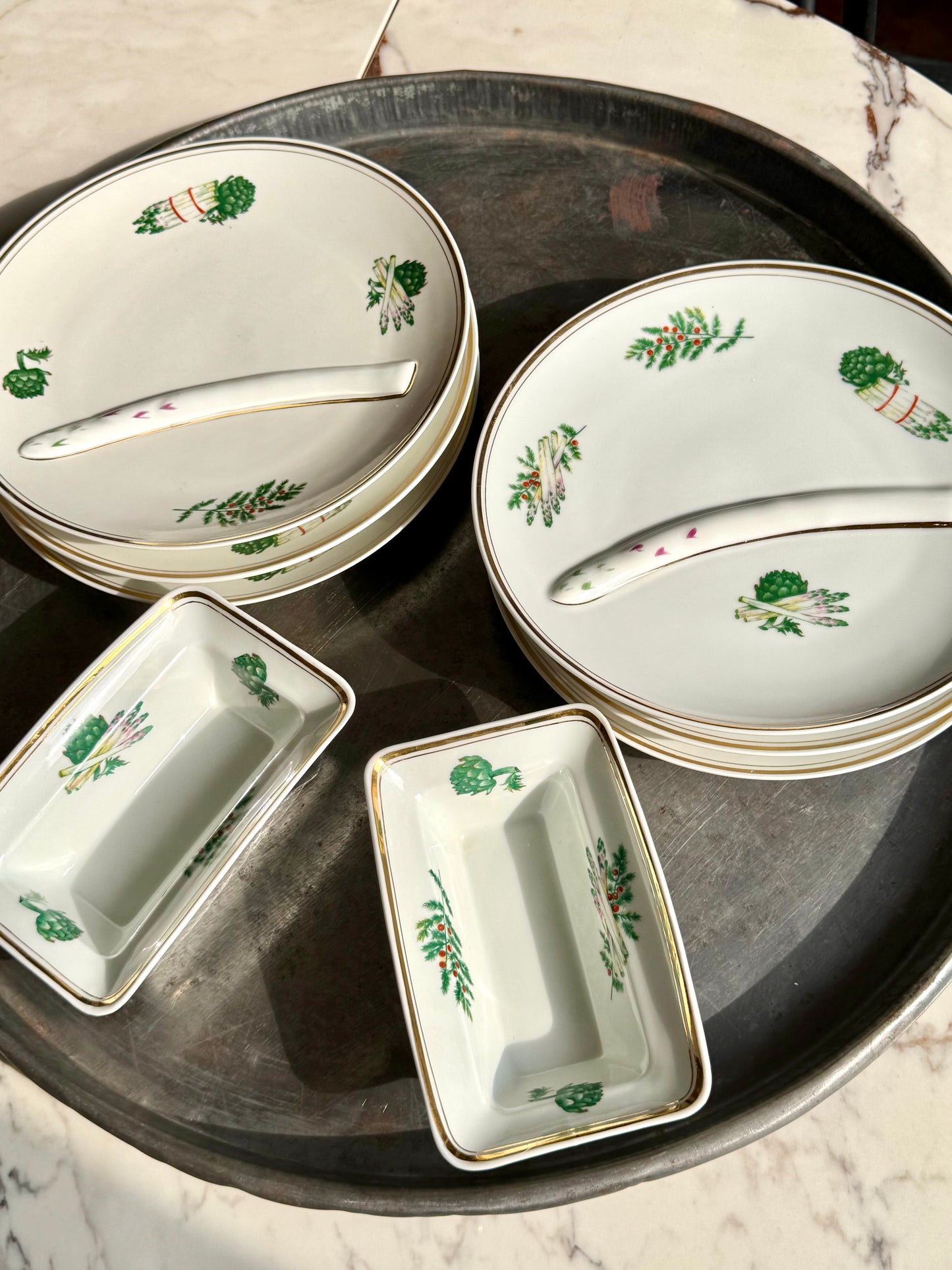 Service à asperges ou artichauts en porcelaine.