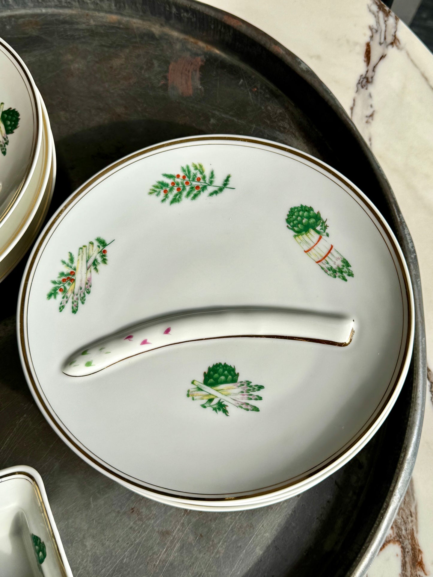 Service à asperges ou artichauts en porcelaine.