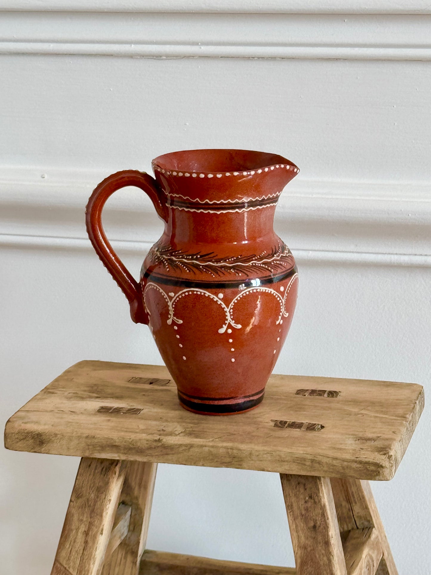 Petite carafe artisanale en terre cuite