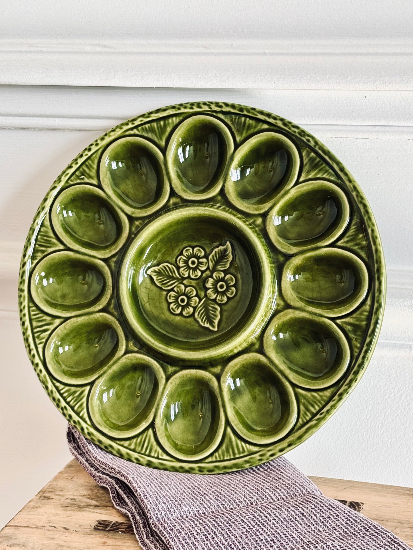 Plat de présentation pour oeufs mimosa