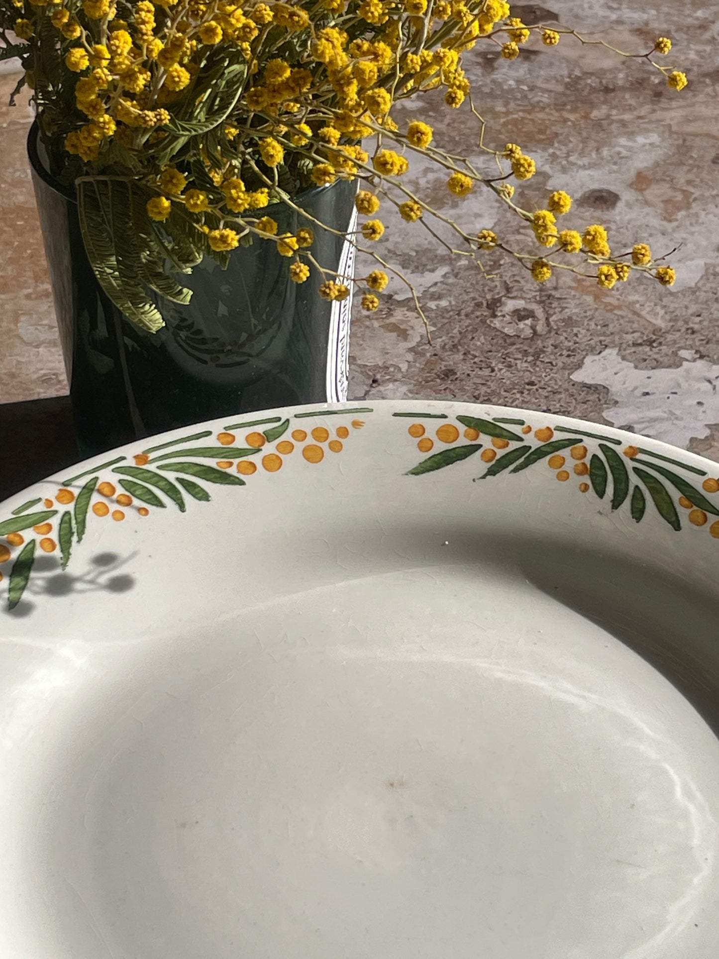 Fine earthenware fruit bowl
