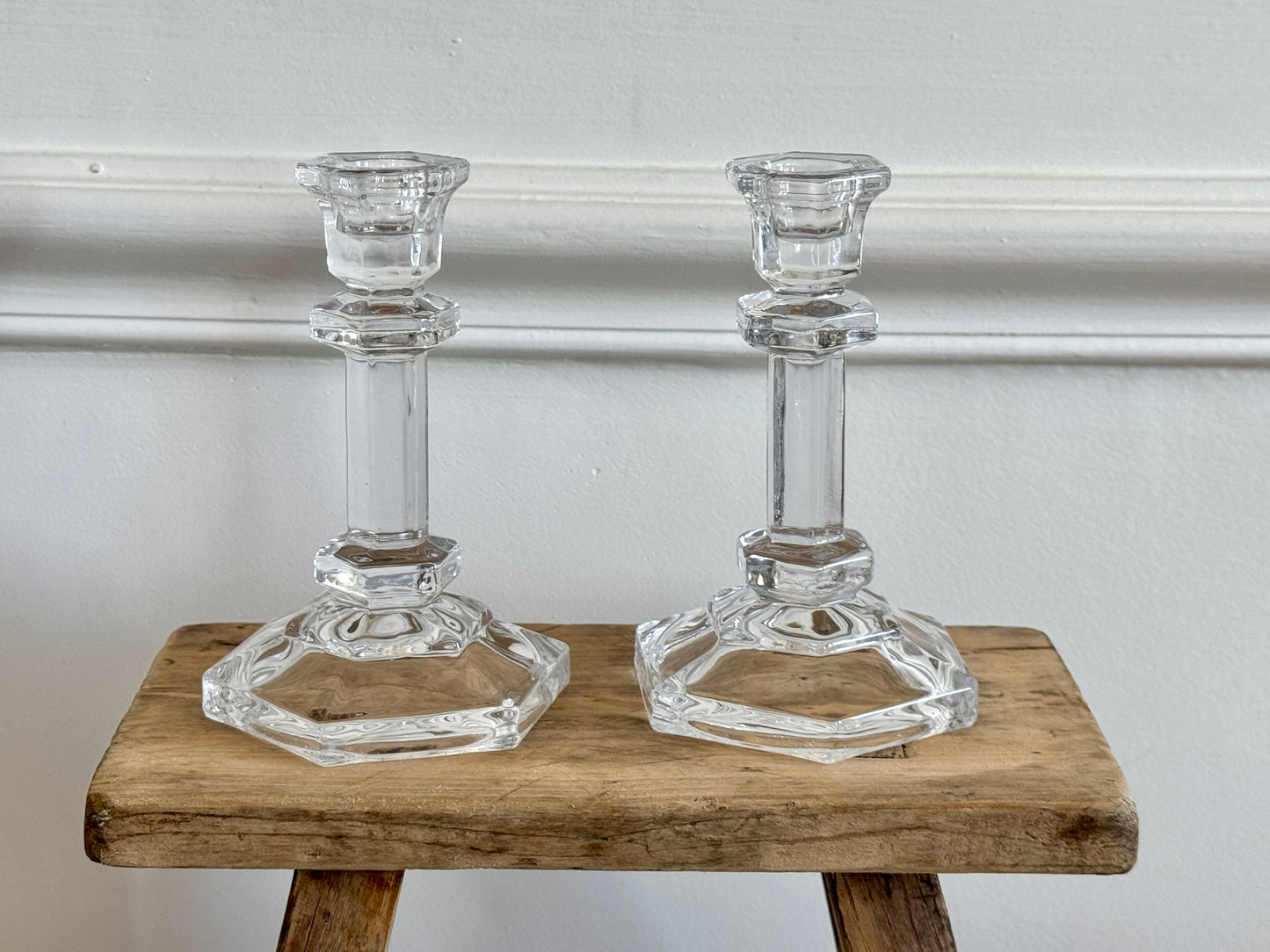 Paire de bougeoirs en verre transparent