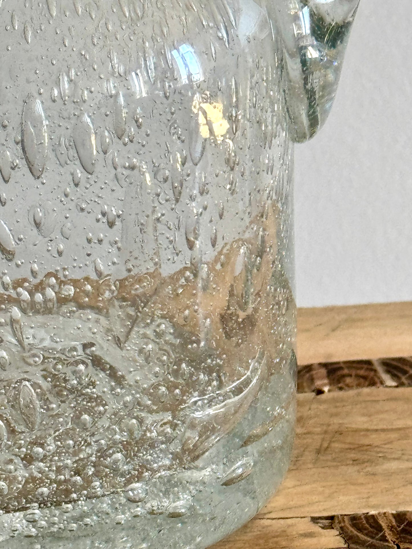 Petite carafe en verre bullé