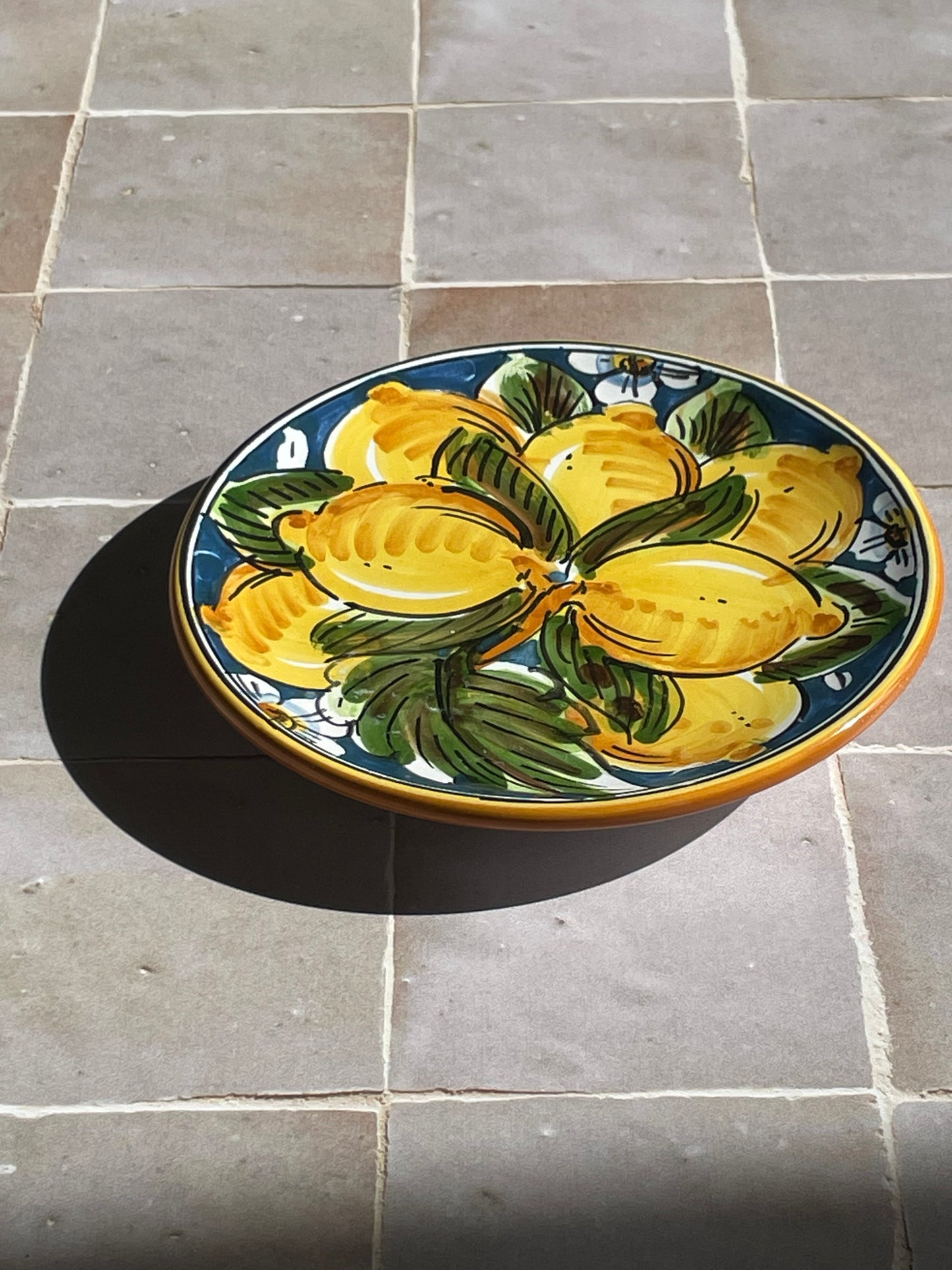 Flat bowl with lemon motif by Gulino Caltagirone
