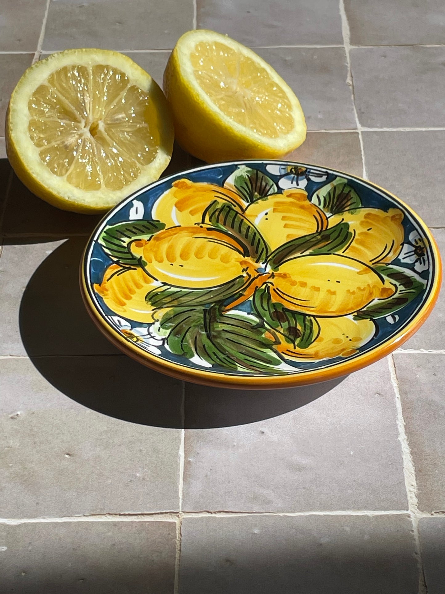 Flat bowl with lemon motif by Gulino Caltagirone