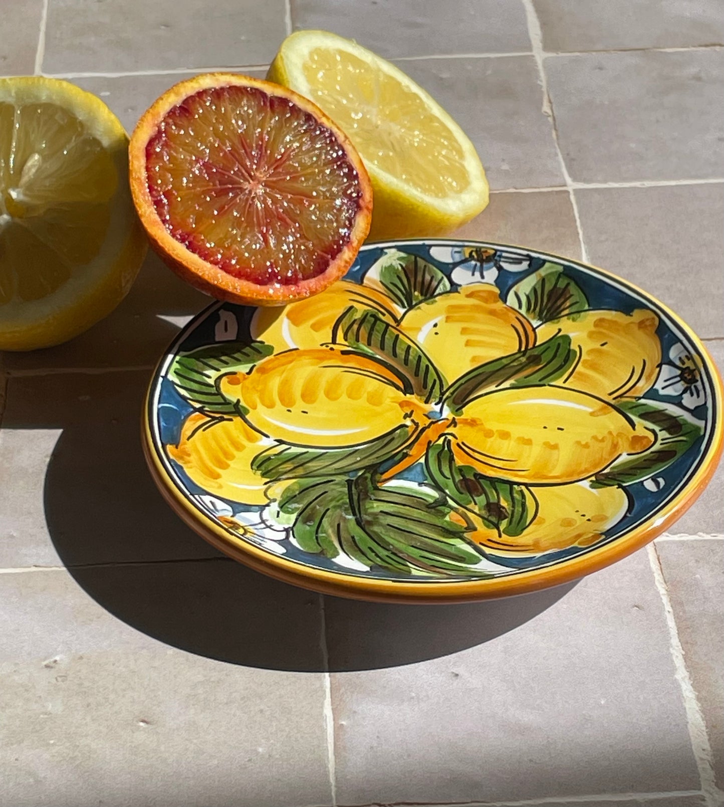 Flat bowl with lemon motif by Gulino Caltagirone