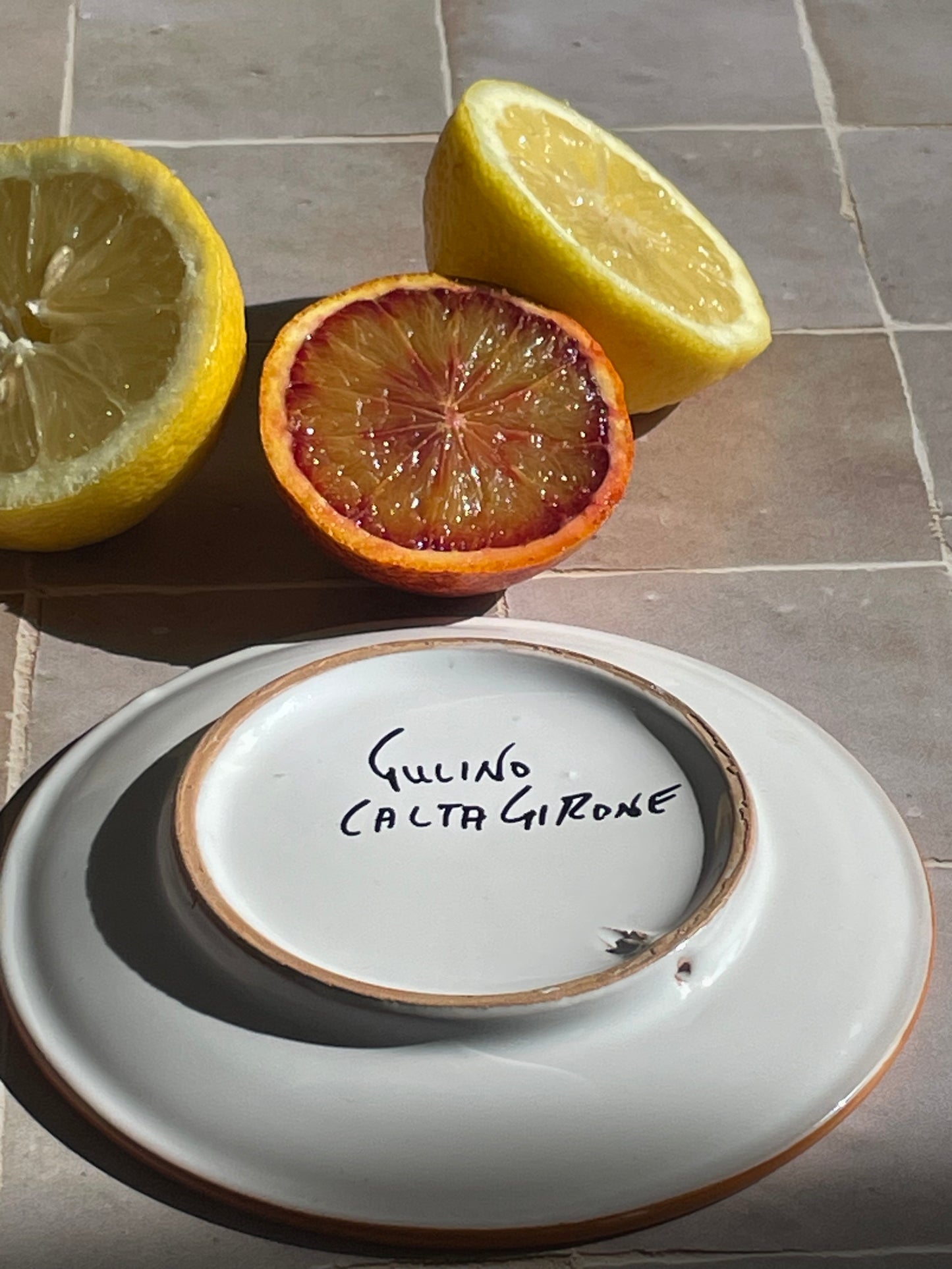Flat bowl with lemon motif by Gulino Caltagirone