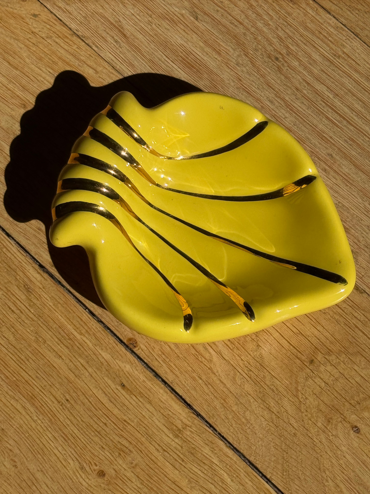 Vide poche en céramique jaune et or
