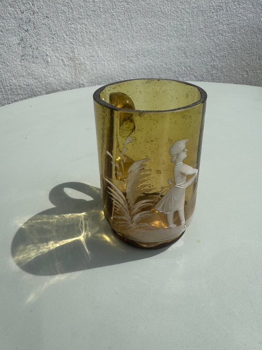 Tasse ambrée Mary Gregory